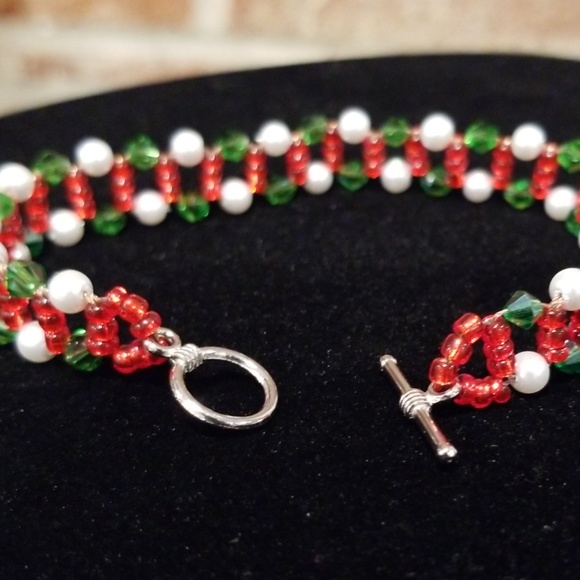 Red, Green and White Bracelet - Picture 7 of 8